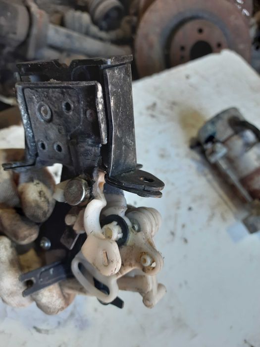 Замок механізм для кришки ляди багажника Мазда 3 БК хетчбек