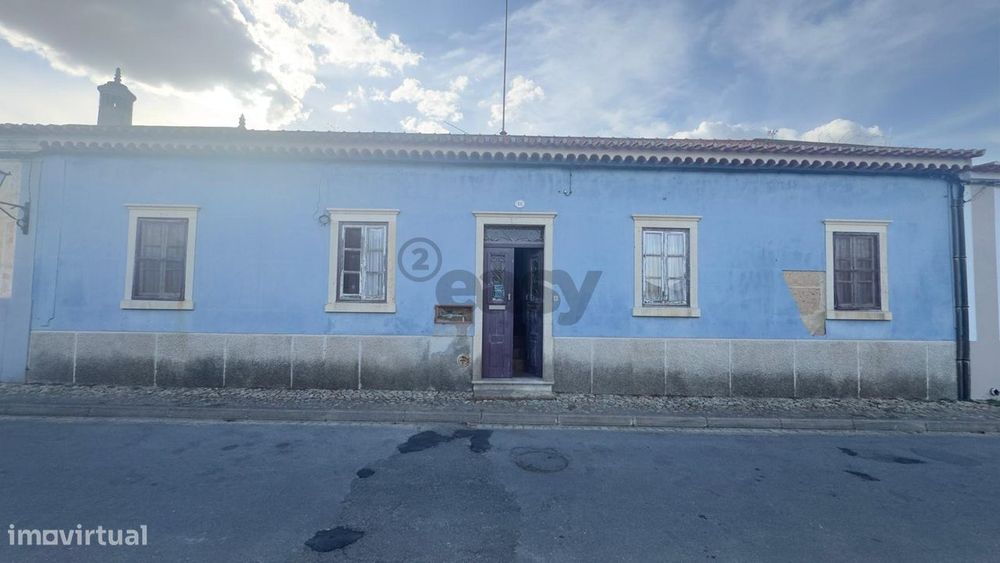 Moradia para remodelar com 8 divisões, 2 anexos e quintal, Castro Verd