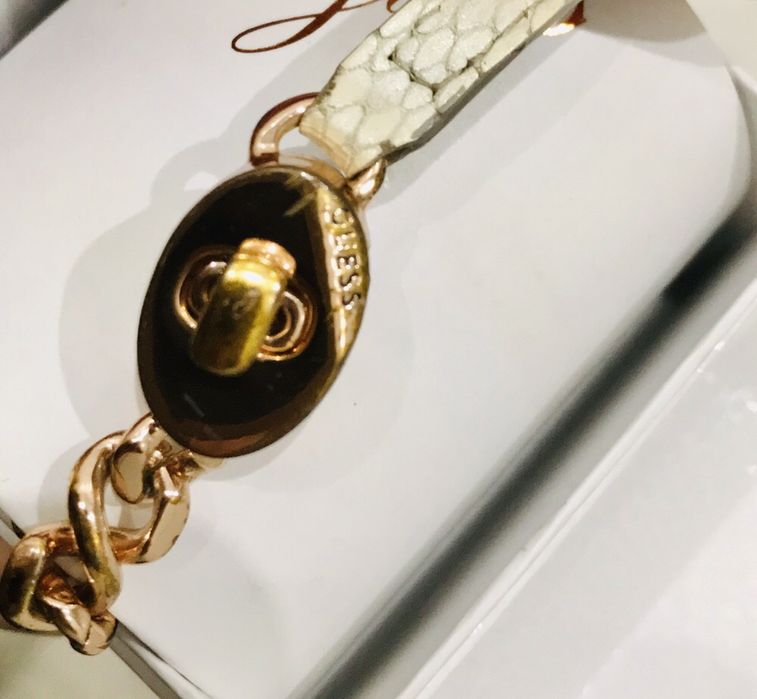 Pulseira Guess Branca com Corrente Dourada