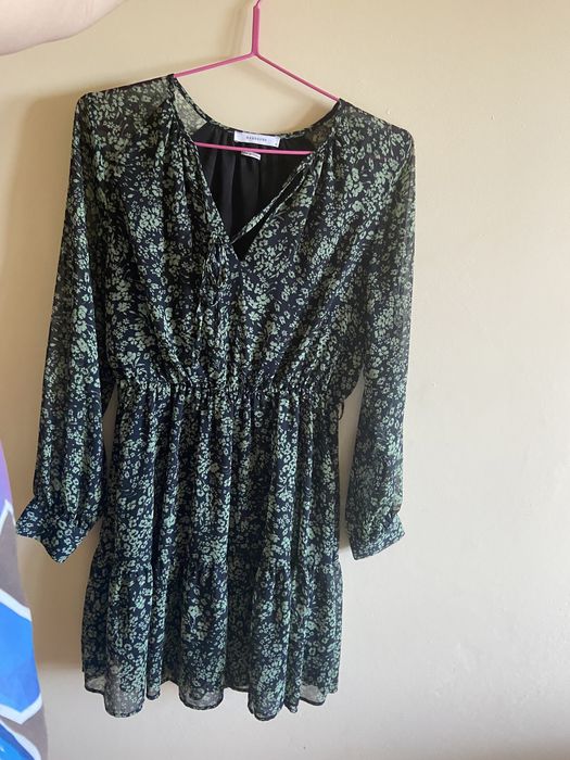 Sukienka czarna w kwiaty reserved M