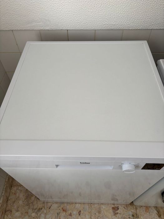 Máquina de Lavar Loiça Beko (Apenas 2 meses de uso – Como Nova!)