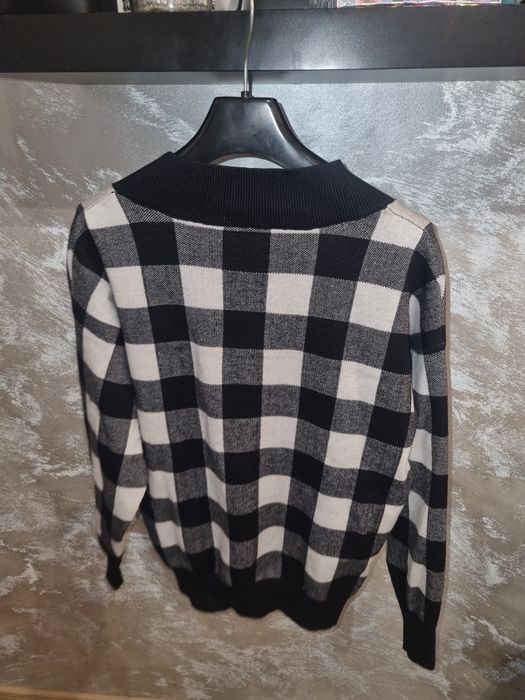 Śliczny sweter w kratę .