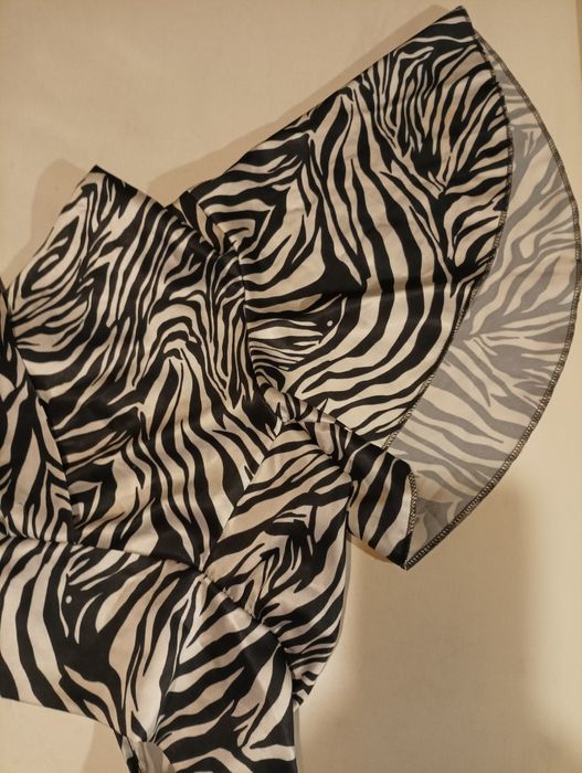 Top em branco e preto, com mangas largas, aperta atrás com um laço,de marca New Feeling, tamanho M