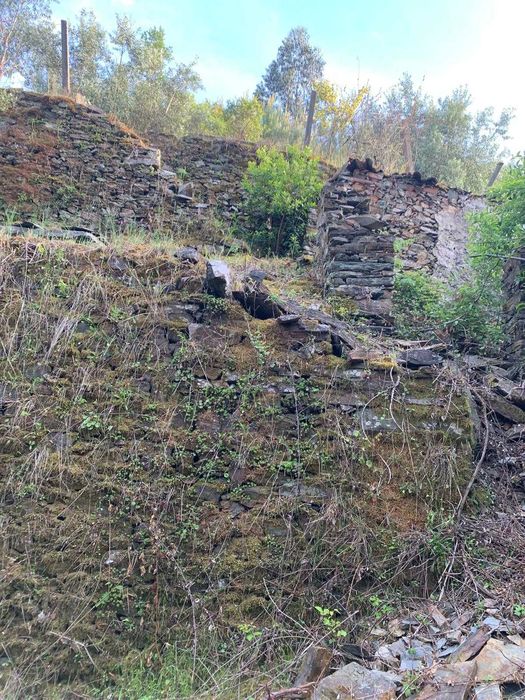 Terreno com palheiro em Ruinas