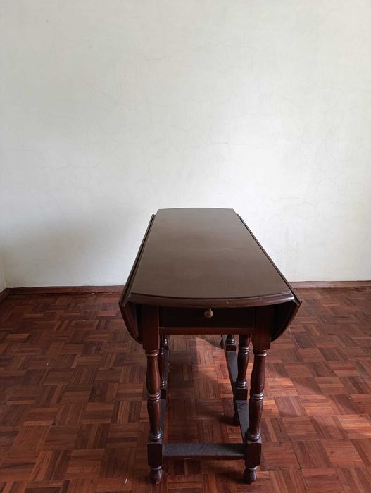 Conjunto de Mobília em Madeira