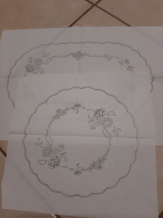Naperons, panos, toalha com bordado desenhado