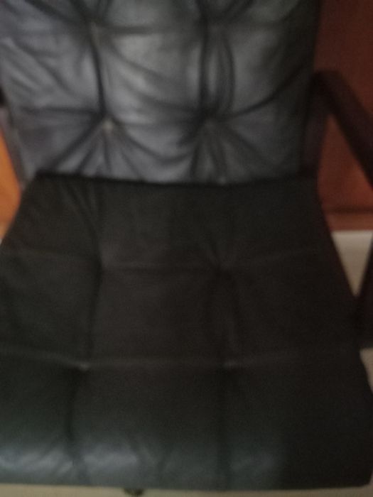 Cadeirão execitivo giratória em pele como nova