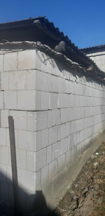 Oddam gruz z bialej cegły