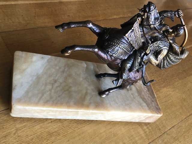 Magnifica escultura de cavaleiro, em bronze com base em mármore