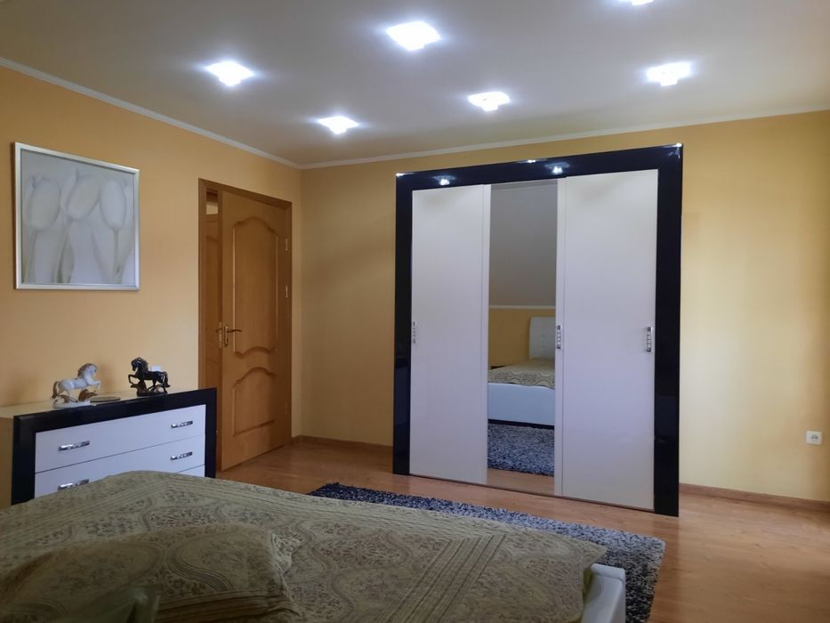 Продається просторий будинок з прибудовон(окремий вхід)