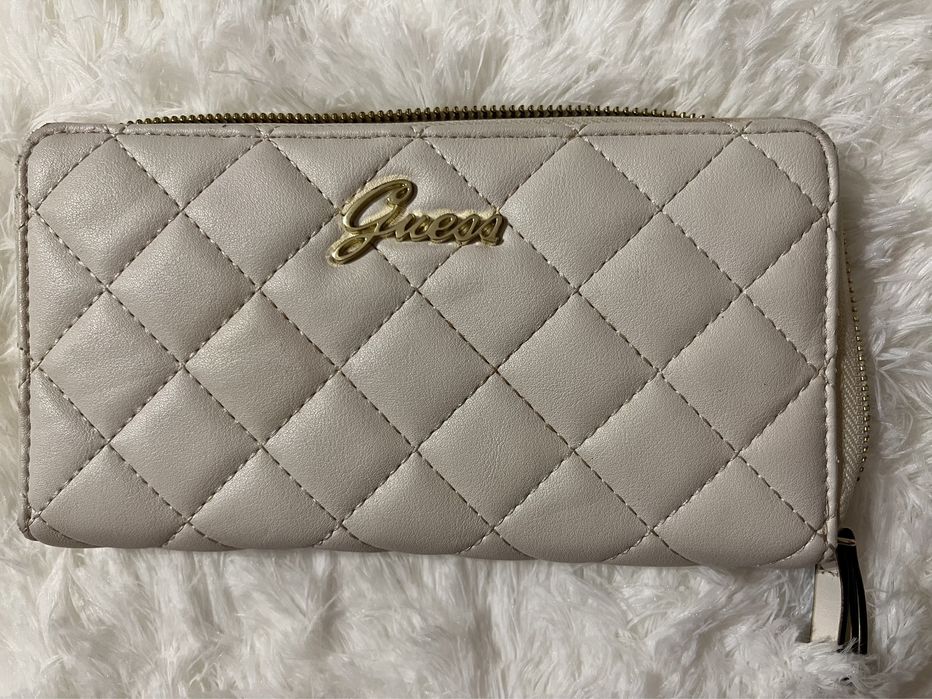 Biały portfel guess