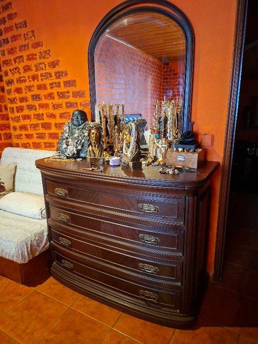Cama, cómoda , mesas de cabeceira tudo em mogno 270€