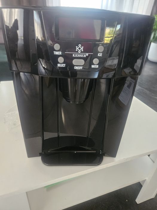 Kostkarka do lodu Kesser