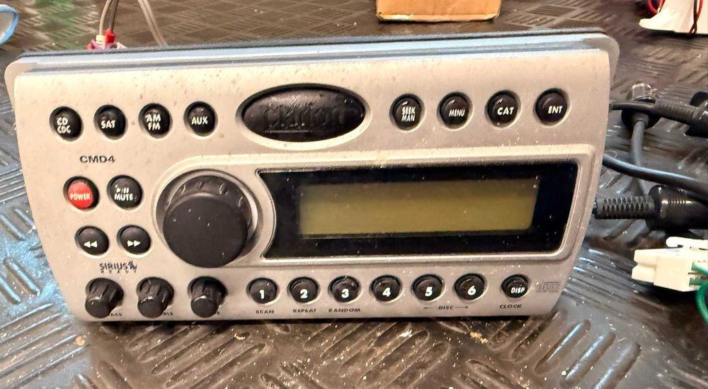 Clarion CMD4 marine łódź wodoodporne radio/CD + przewodowy + 2x pilot z wyświetlaczem CMRC1-BSS + uchwyt pilota + wiązki/przewody.