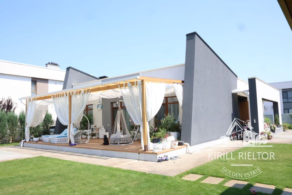 В городке "Золотые Ключи" продается дом с баней и бассейном