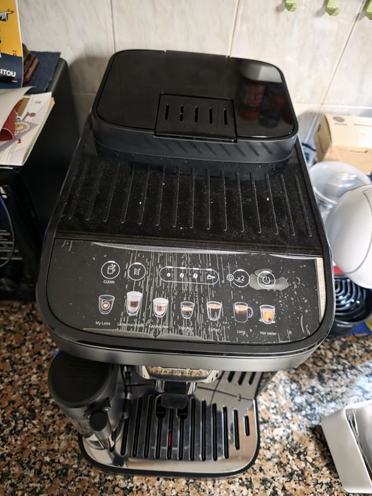 Máquina cafe delonghi magnifica evo