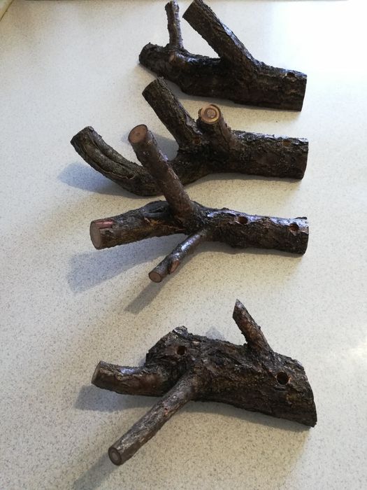 Деревянная вешалка на три крючка