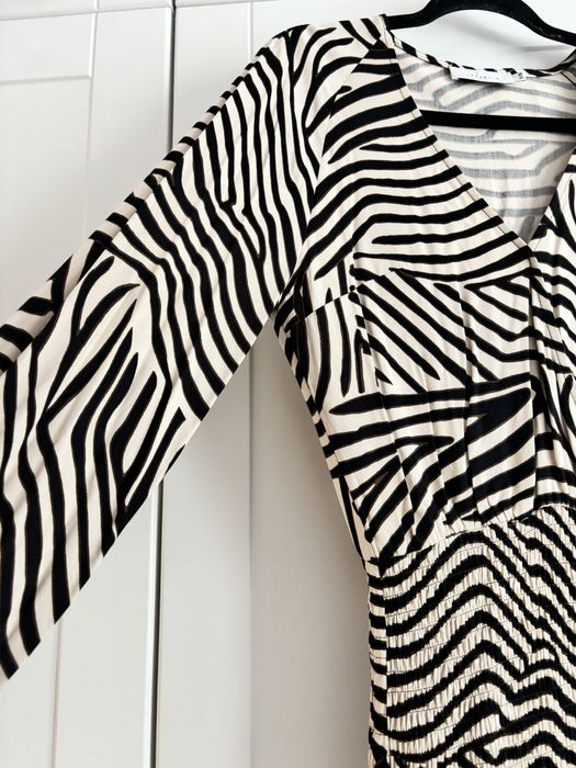 Sukienka Laurella z marszczeniem w zeberke S 36