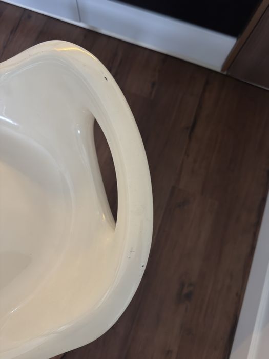 Mesa de pé alto com dois bancos em branco e cromados