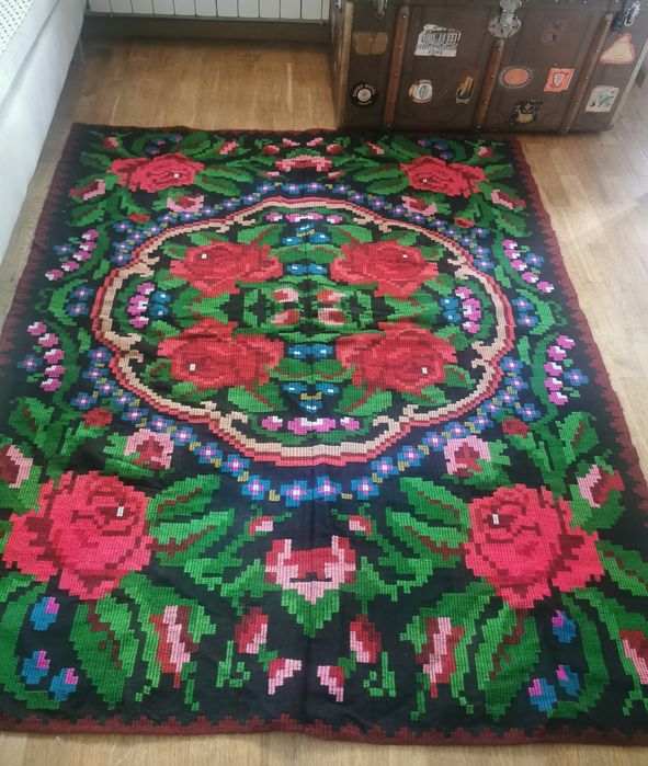 Ludowy dywan kilim w róże wełna