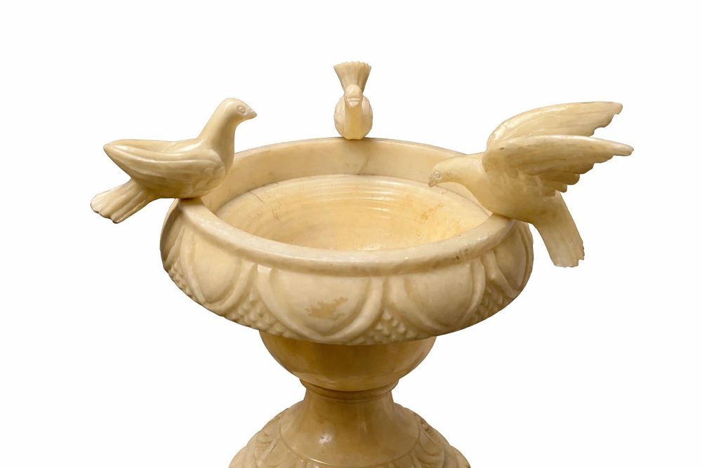 Pedestal único em mármore com aves