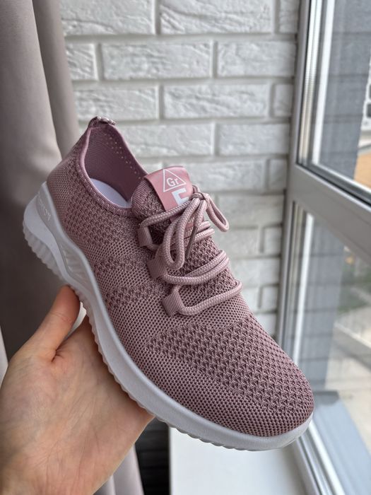 Розпродаж! Кросівки жіночі 39-40