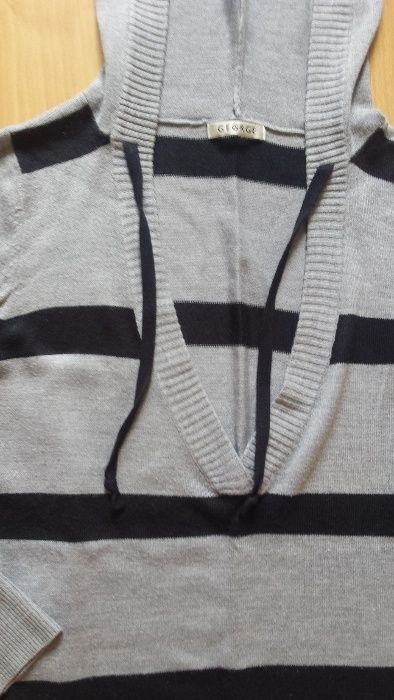 Sweter w paski z kapturem