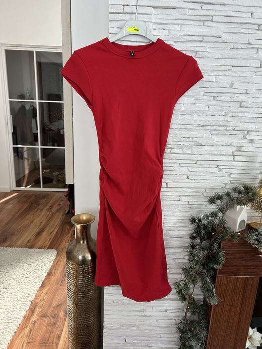 Czerwona sukienka prążkowana krótka bawełniana prążek S 164 House