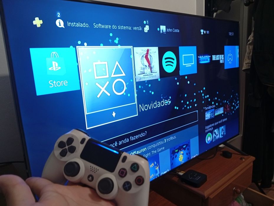 PS4 Branco com dois comandos como novo +  2 jogos.