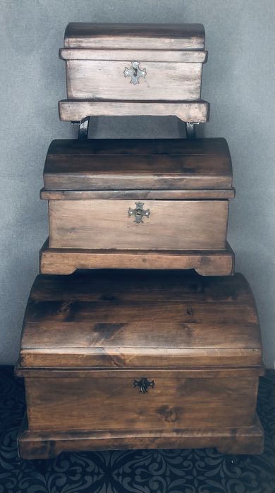 baús de madeira antigos de estilo rústico,