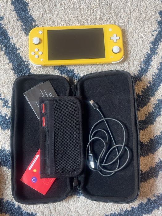 Nintendo Switch Lite Amarela  + 2 Jogos+ Bolsa ( em Excelente estado!)