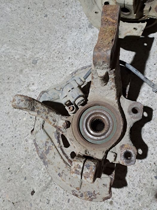 Поворотний кулак з ступицею Opel Vectra B 1995-2001 цапфа ступиця