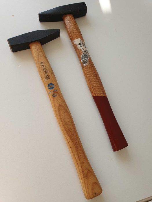 Dois Martelos  Pena com cabo em madeira