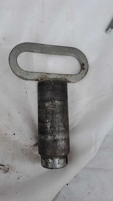 Палець для сільгосп техніки з робочими розмірами  40ммх 93мм з ручкою