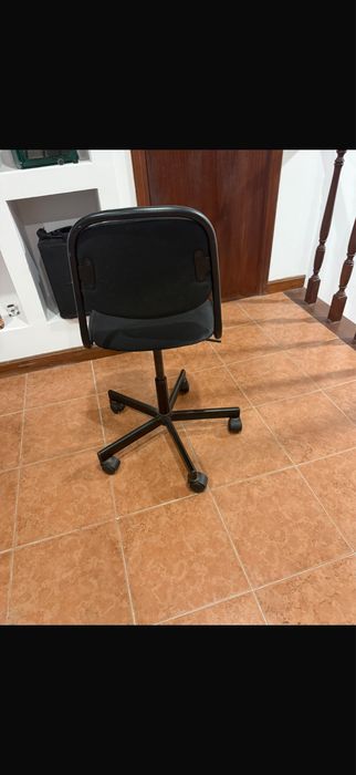 Secretaria com cadeira em muito bom estado