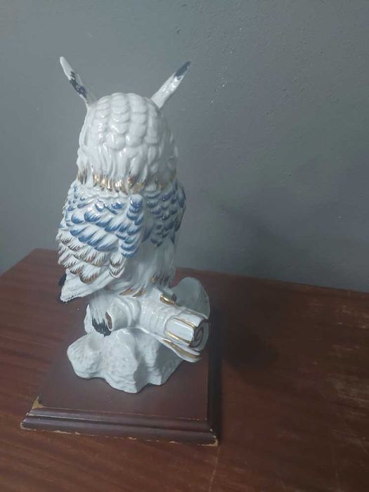 Coruja Decorativa com Base de Madeira