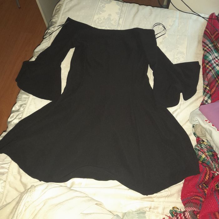 Vestido preto aberto nos ombros