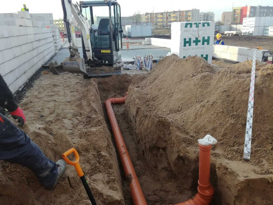 Przeciski pod drogami, minikoparka z wiertnicą, roboty ziemne, wod-kan