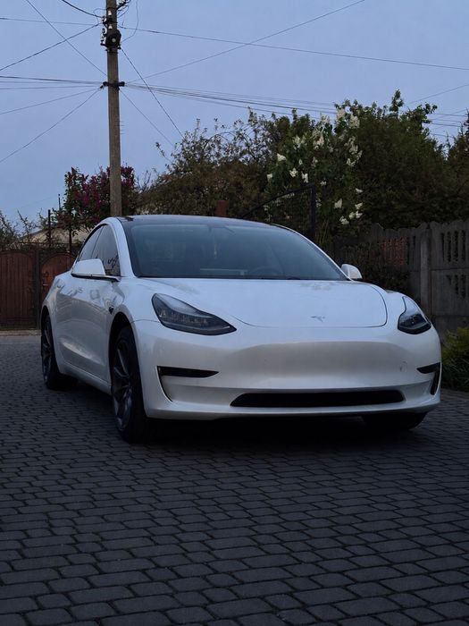 Tesla model 3 SR+