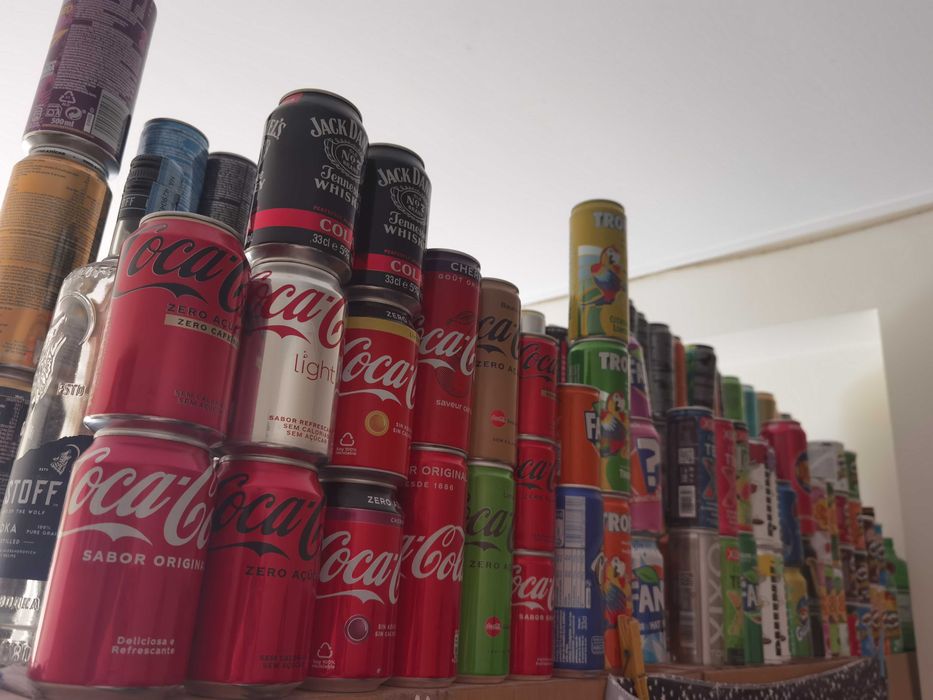 Coleção latas e garrafas