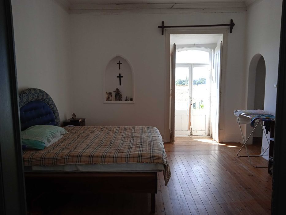 Alugos quartos grandes a 200€ em casa antiga