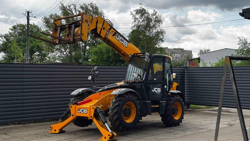 Телескопічний навантажува JCB