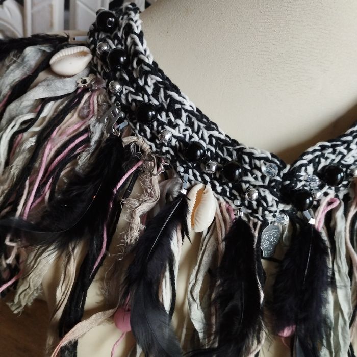 Naszyjnik z piórami i muszelkami w stylu boho