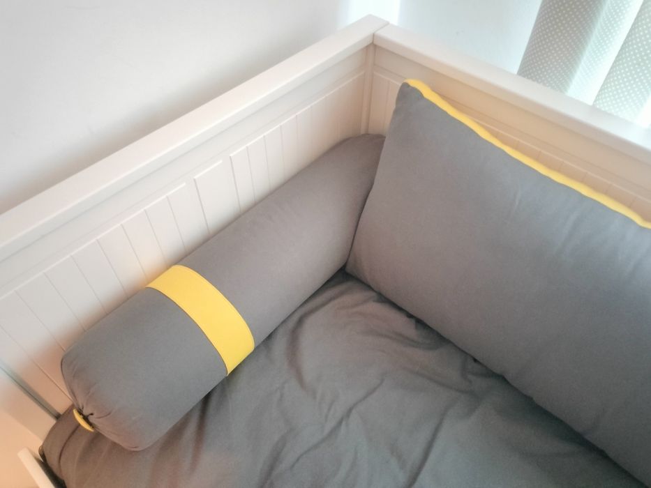 Cama Ikea Hemnes com colchão e colcha