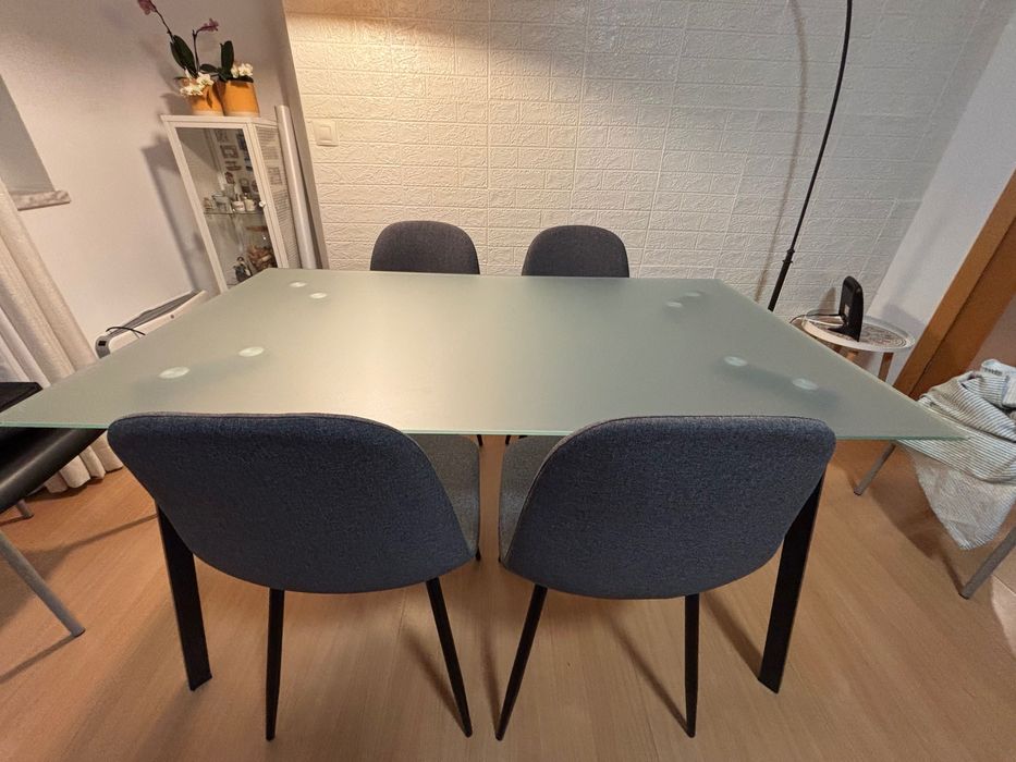 Mesa de Jantar com 4 cadeira