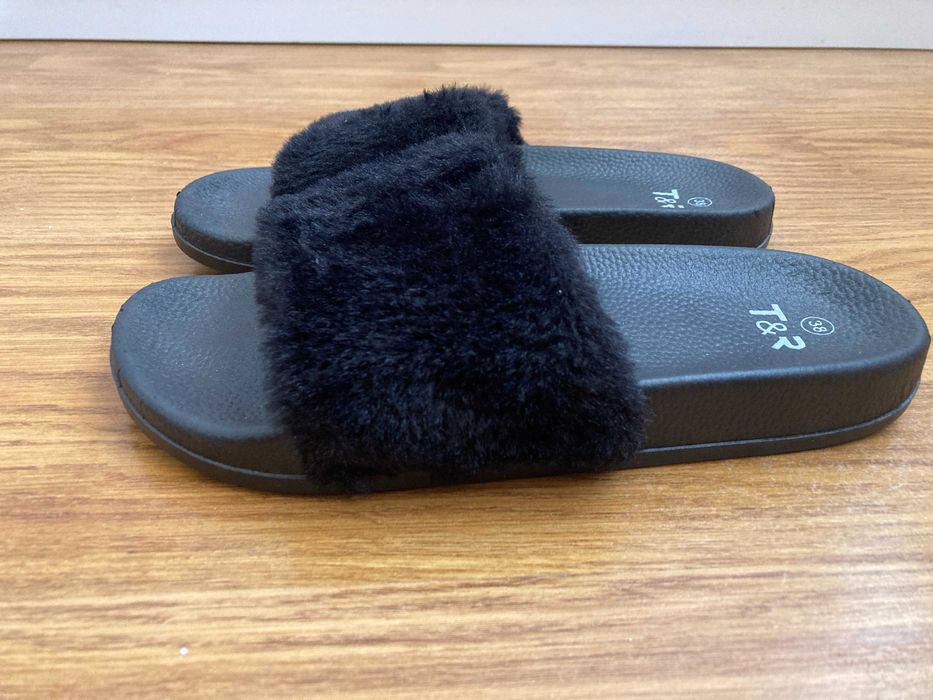 Klapki czarne z futerkiem 38