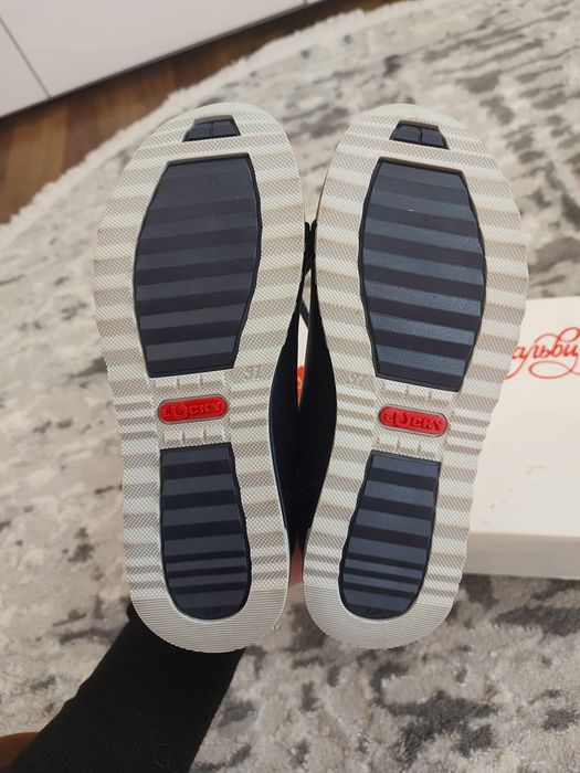 Шкіряні кросівки для дівчинки