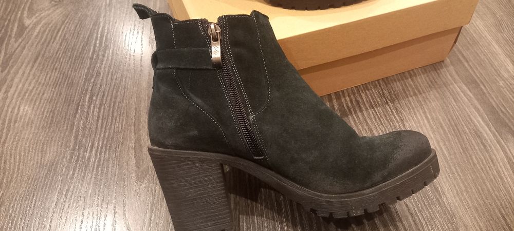 Sprzedam botki zamszowe