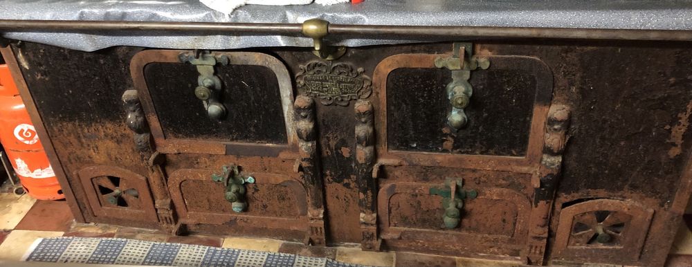 Fogão a lenha antigo