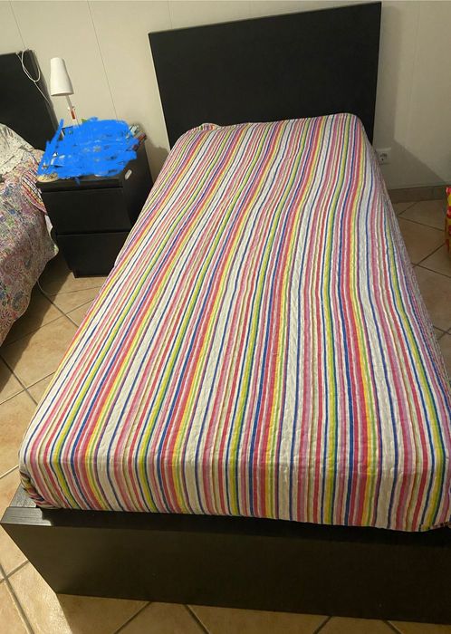 Vende-se duas camas de solteiro, com colchão incluído.